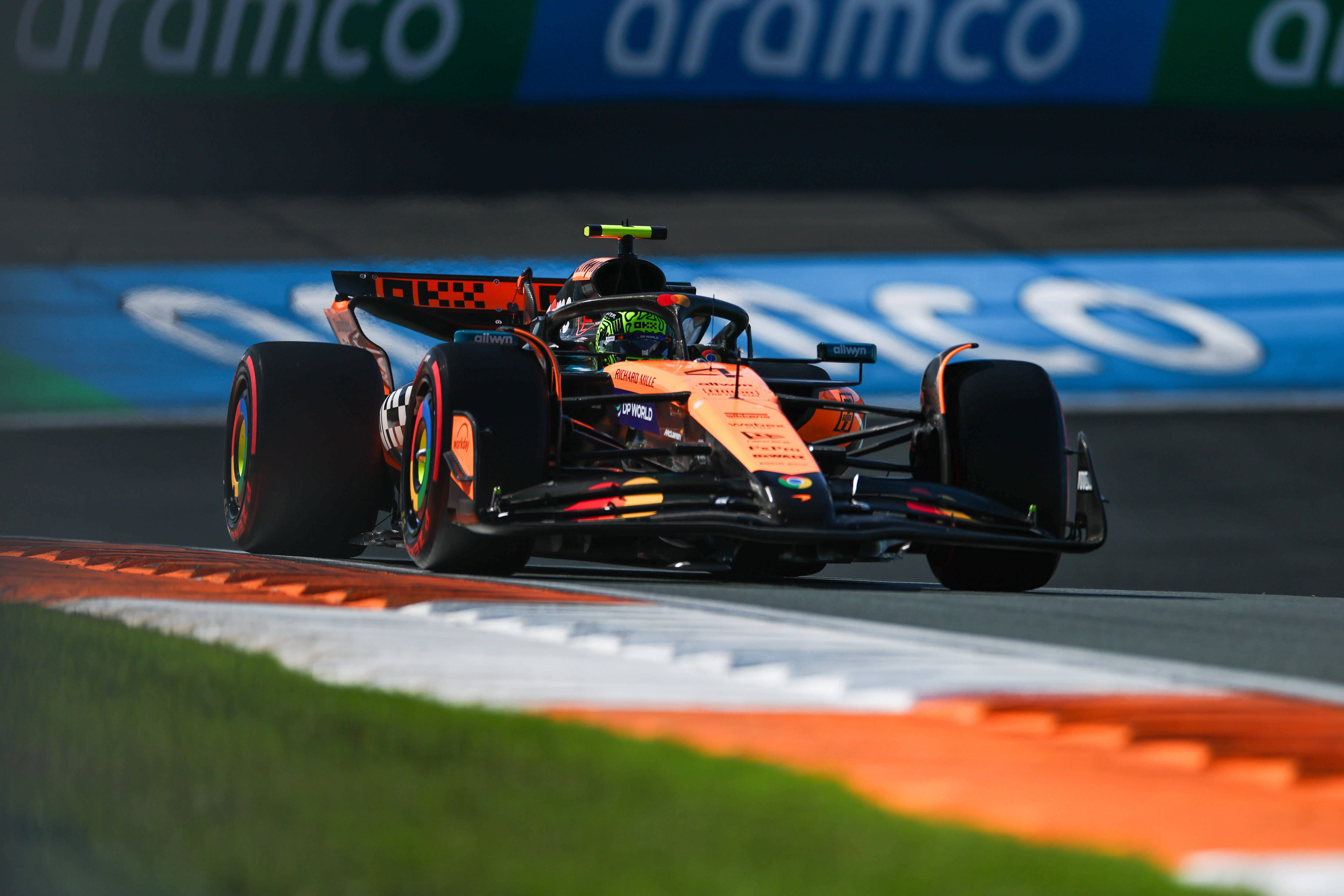 红牛车队鏖战雷诺车队，皮亚斯特里带队取胜