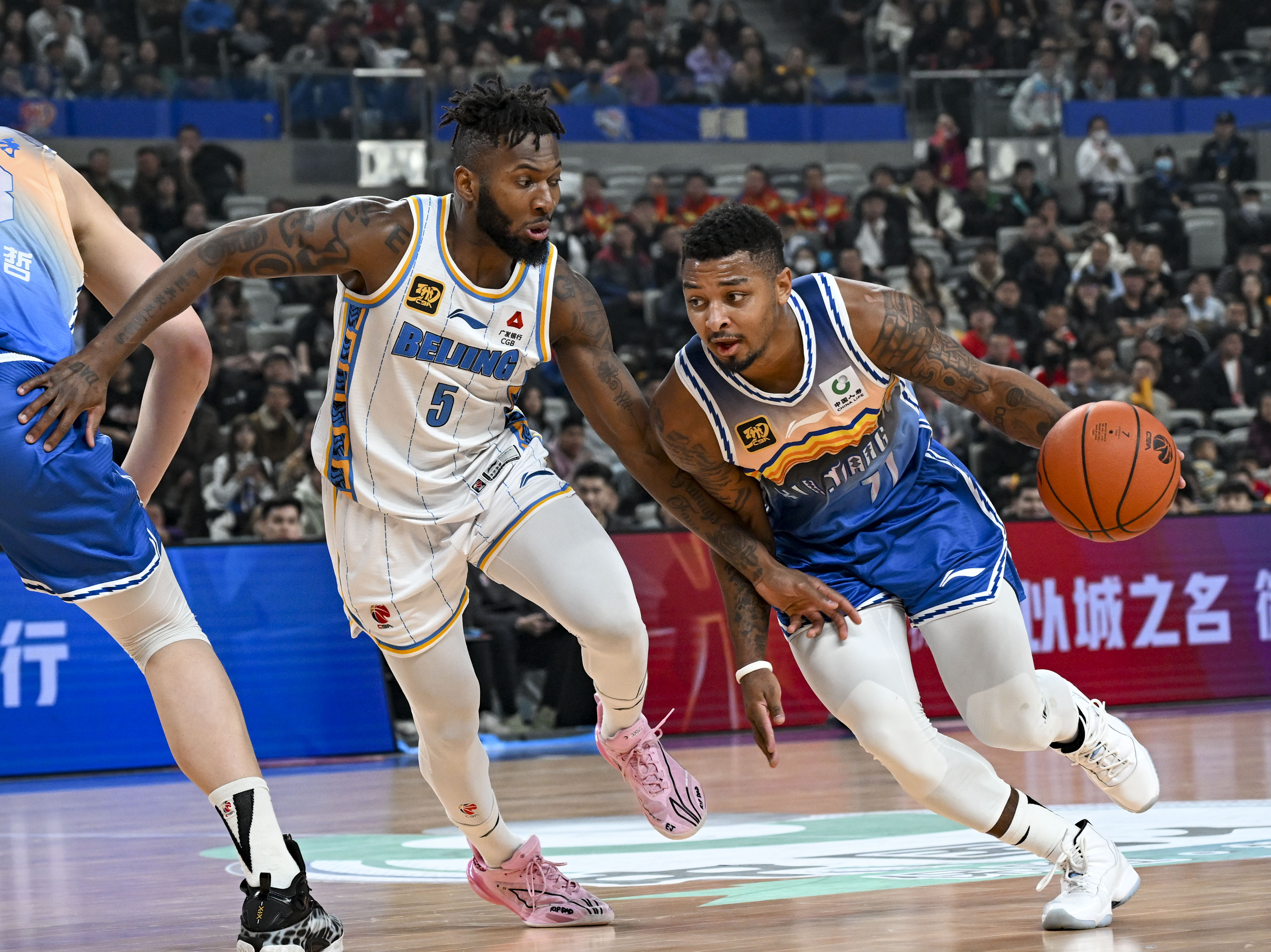 新疆队力克深圳队,利拉德点燃赛场 新疆队力克深圳队,利拉德点燃赛场