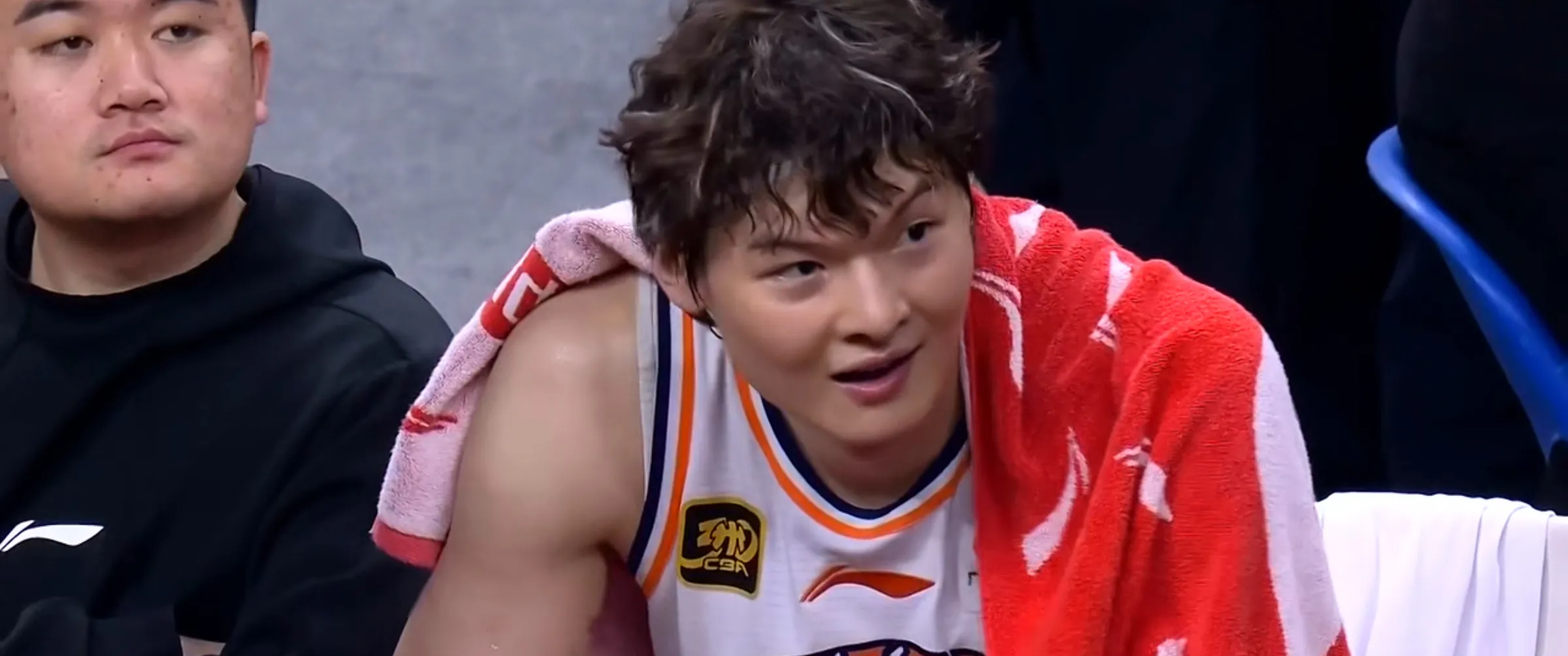 掘金险胜上海队,周琦统治全场 掘金险胜上海队,周琦统治全场