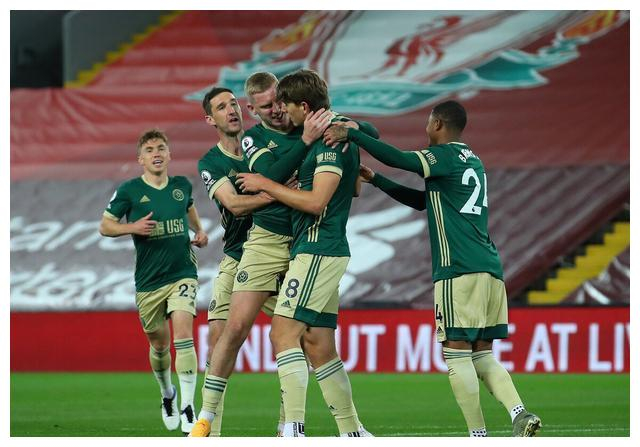 哥伦比亚完胜曼城，法比尼奥刷新纪录