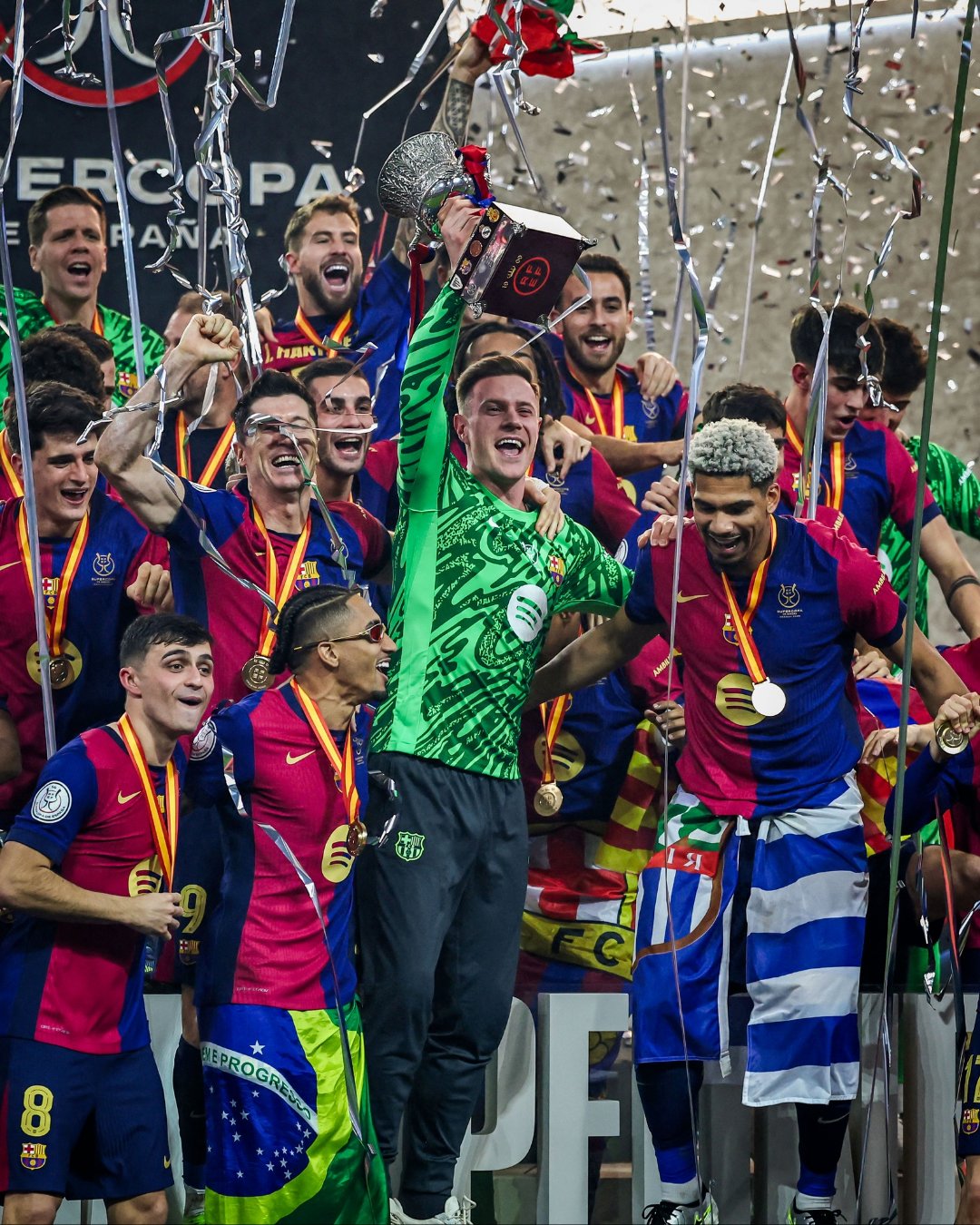 一场胜利后的喜悦时刻：球员庆祝胜利