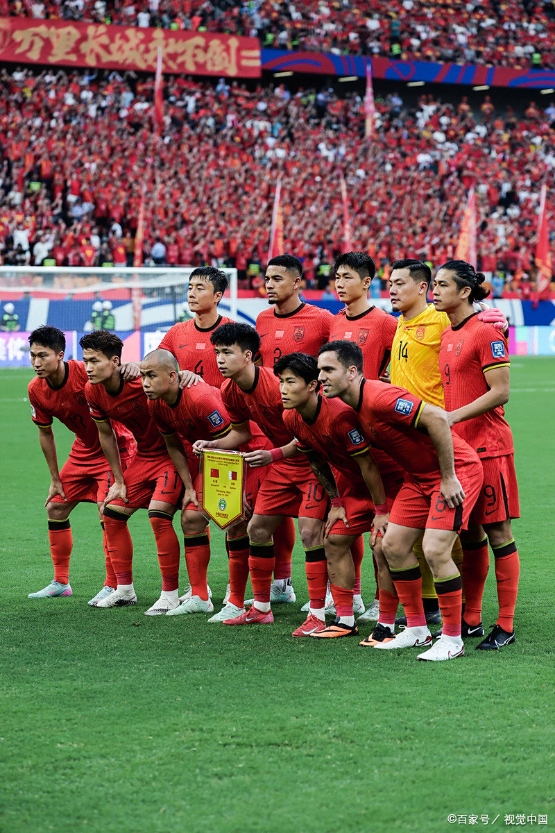 足球赛事竞争激烈，各队斗志昂扬