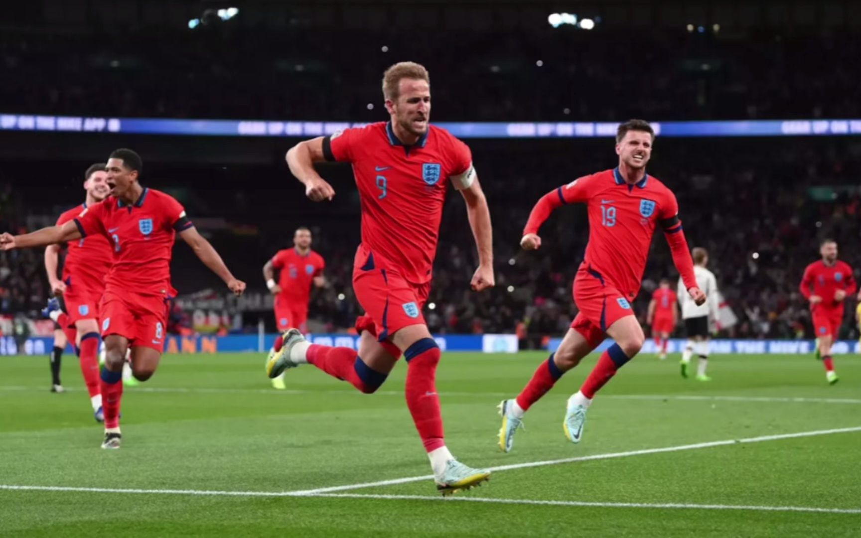 英格兰球队集体庆祝，士气高昂迎接下一场比赛