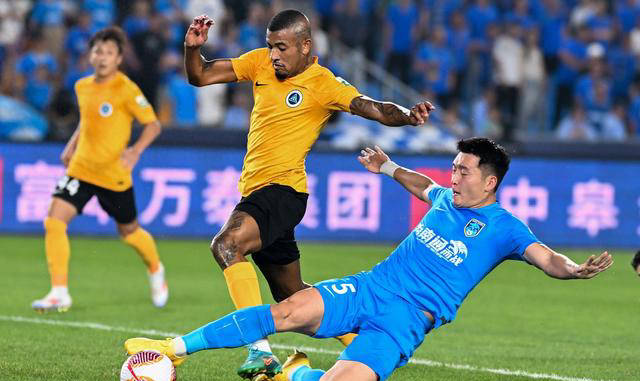 季后赛激烈角逐，球队压力山大