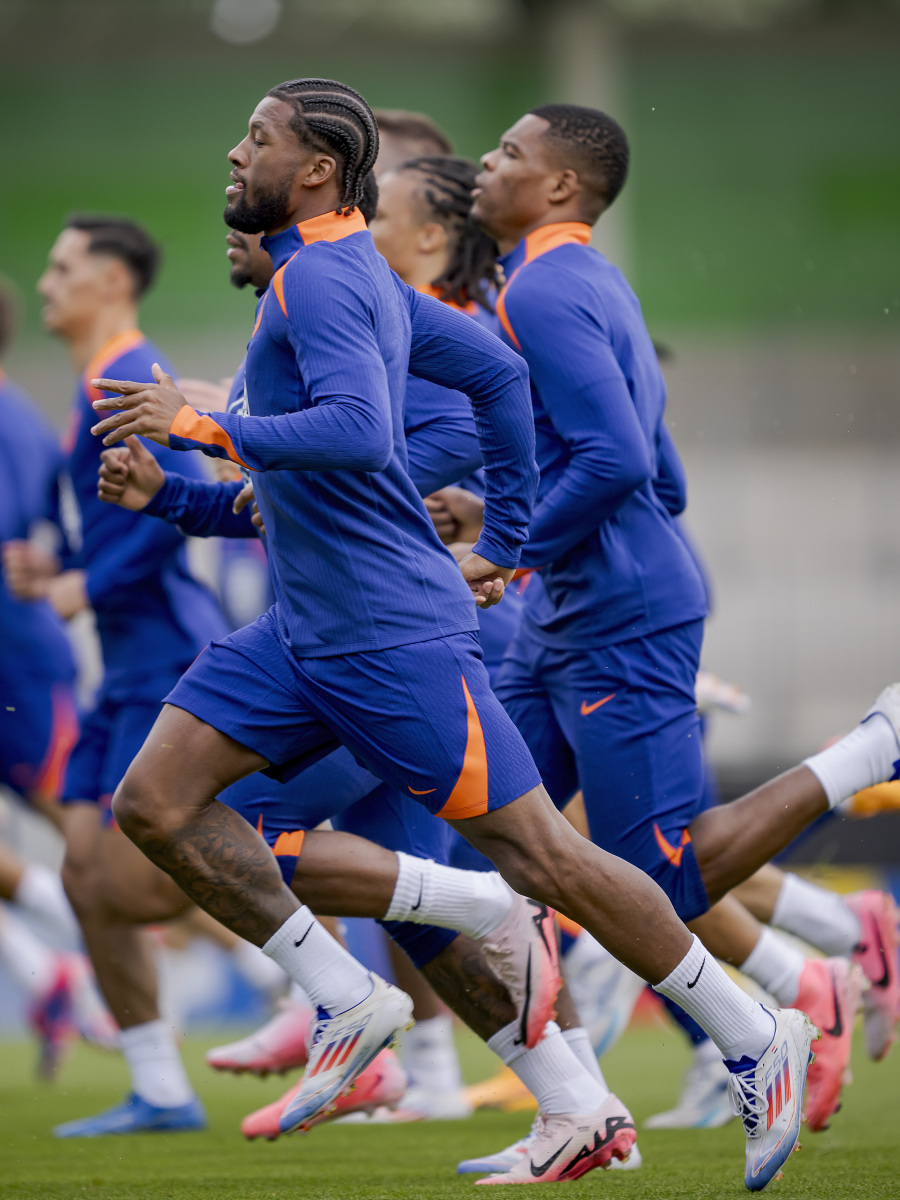 季后赛激烈角逐，球队压力山大